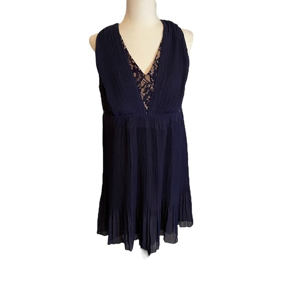 Motherhood Maternity Womens - Size M
Sleeveless Pleated Lace - Side Zipper - Picture 2 of 13